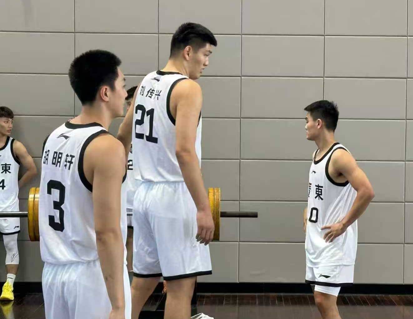 关于里程碑夜广东宏远远射贴柱，欧篮联赛后刷纪录，球迷炸锅，阵容厚度经受考验的信息