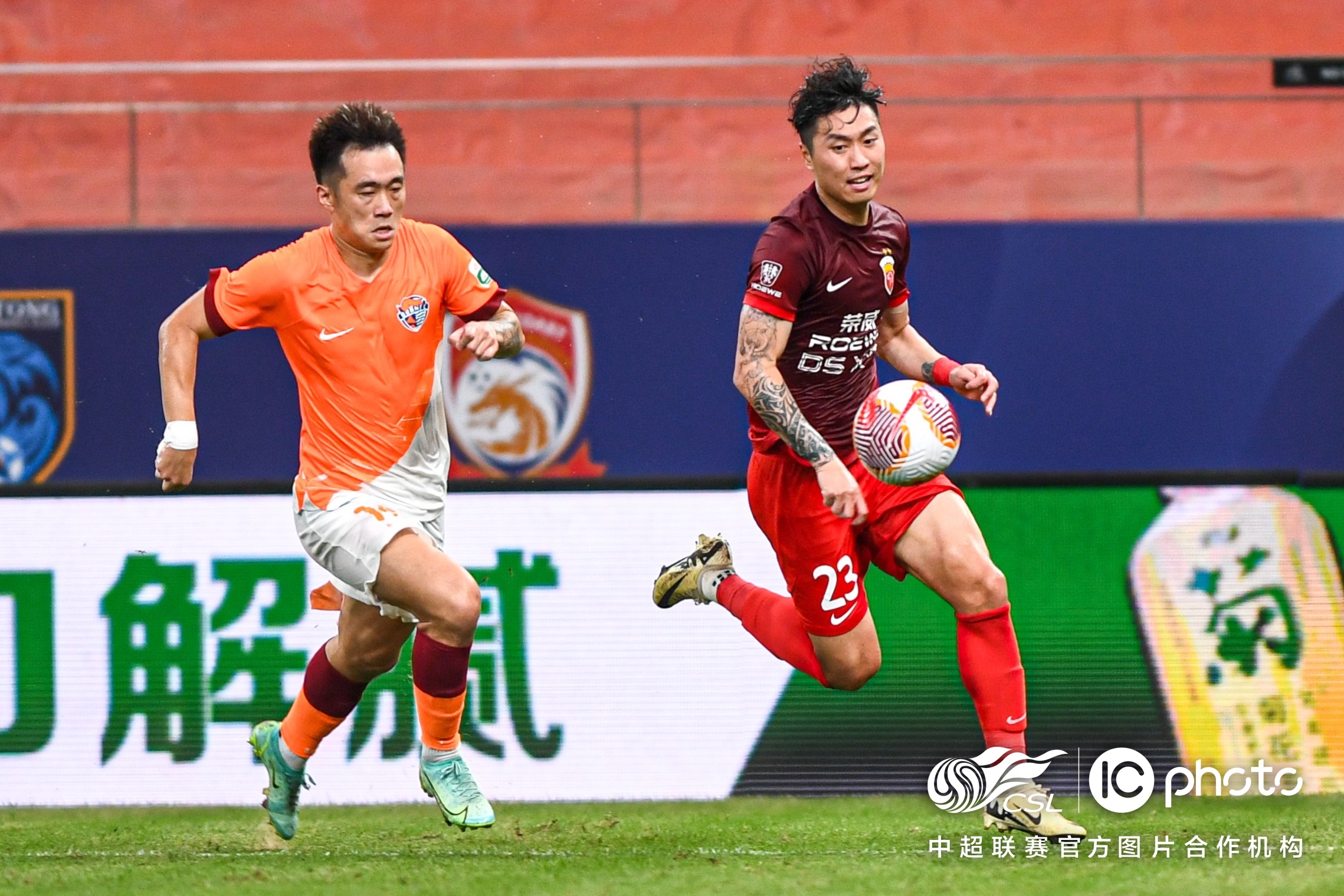 加时末段体能课后，上海海港队长鼓劲备战德国杯，赛场秩序良好，更衣室氛围转暖的简单介绍