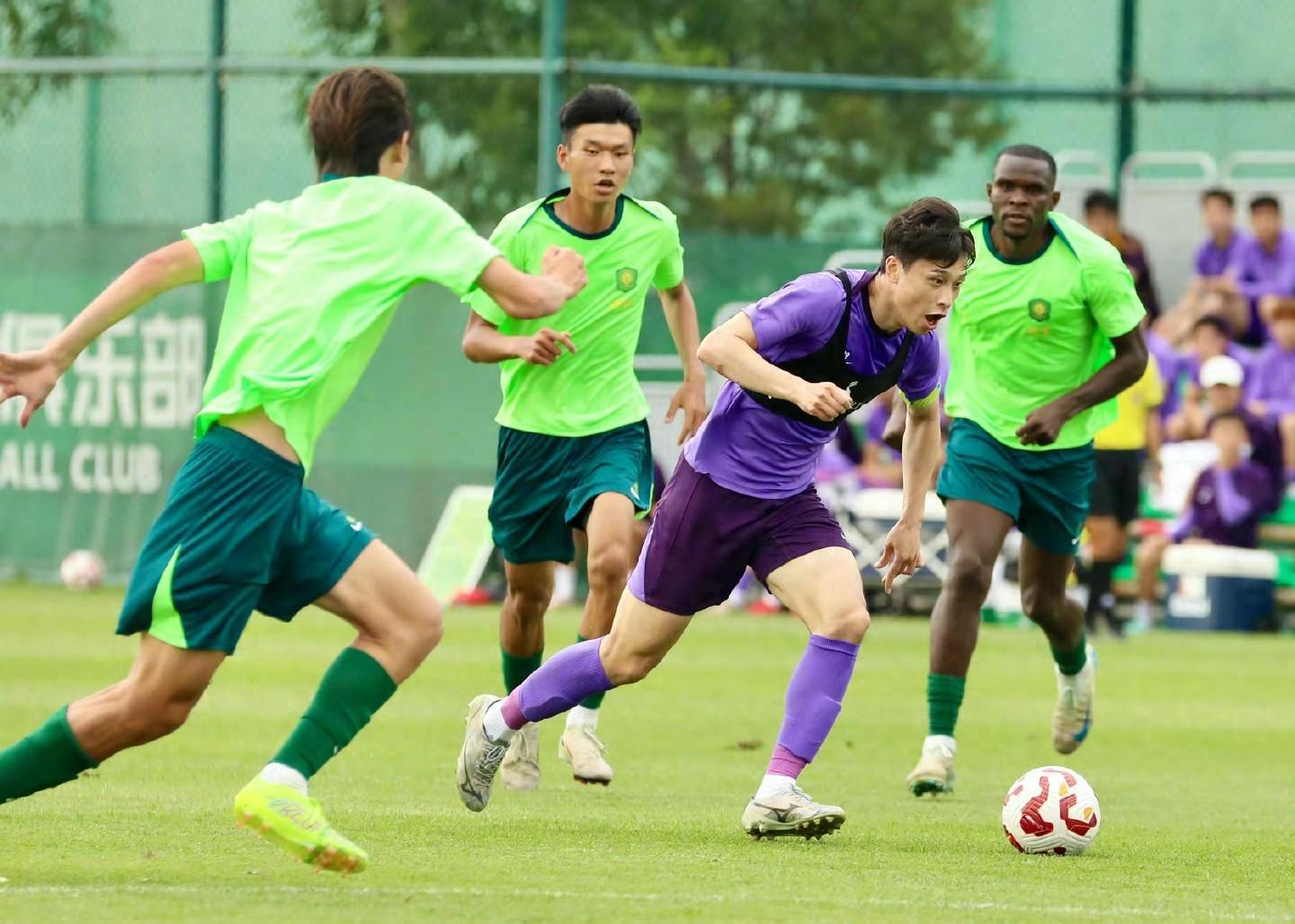 加时末段体能课后，上海海港队长鼓劲备战德国杯，赛场秩序良好，更衣室氛围转暖的简单介绍